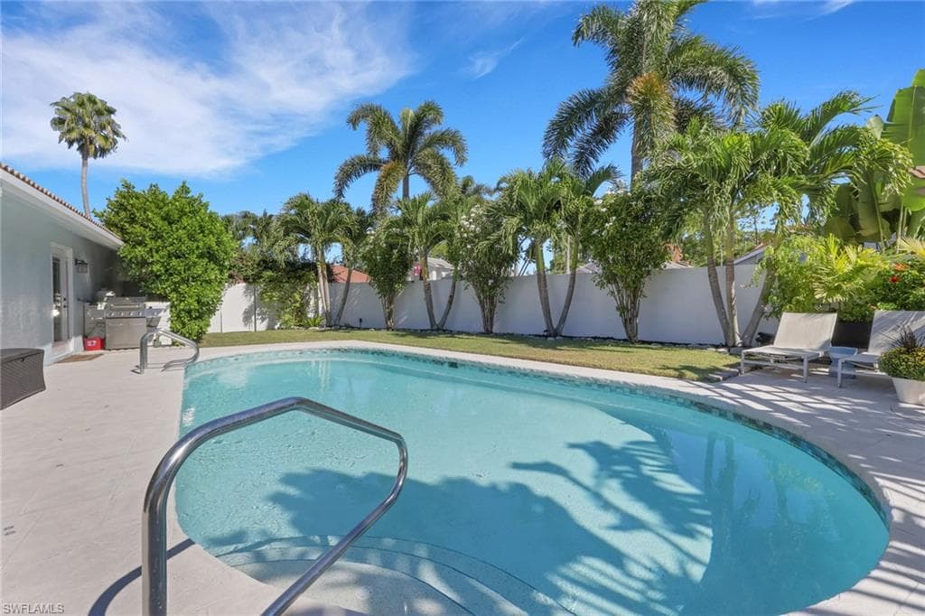 1151 Jardin DR, NAPLES FL 34104-2