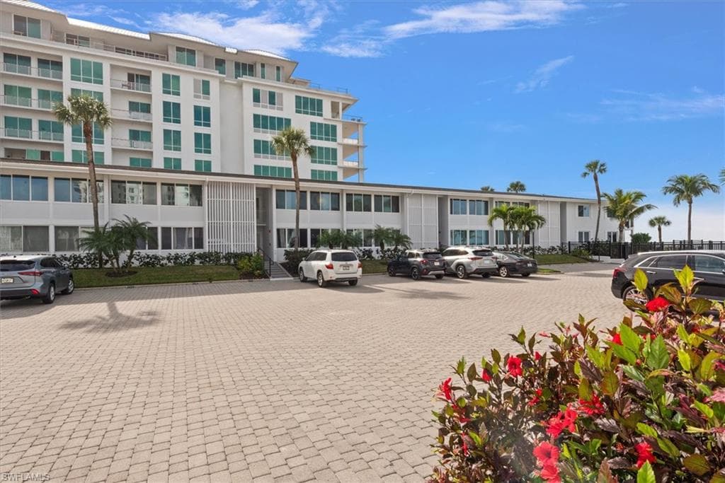 1065 Gulf Shore BLVD N # 205, NAPLES FL 34102-31