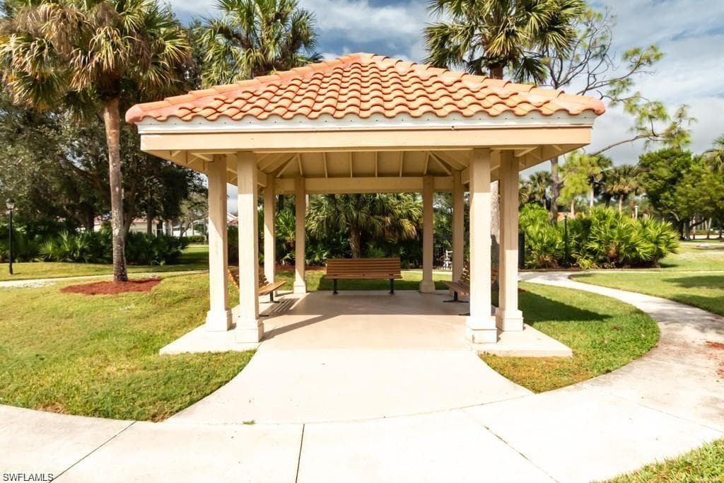 335 Pindo Palm DR, NAPLES FL 34104-32