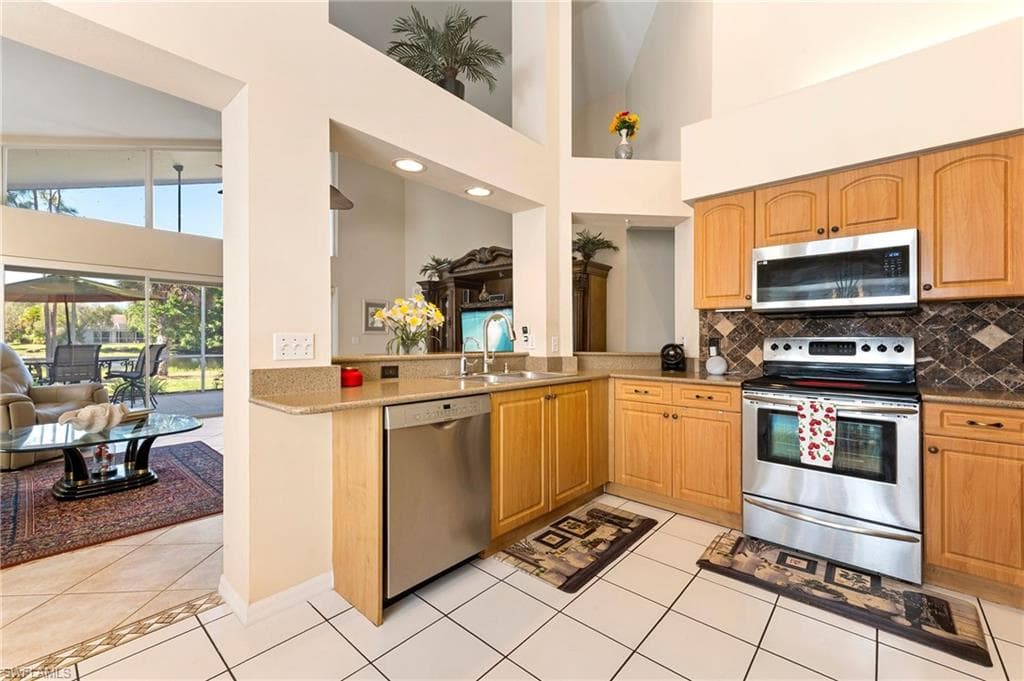 335 Pindo Palm DR, NAPLES FL 34104-7