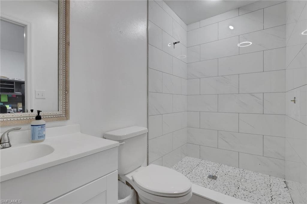 8117 Breeze DR, NORTH FORT MYERS FL 33917-29