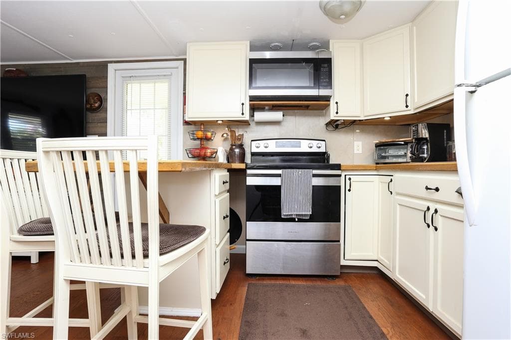 893 Manatee RD, NAPLES FL 34114-10