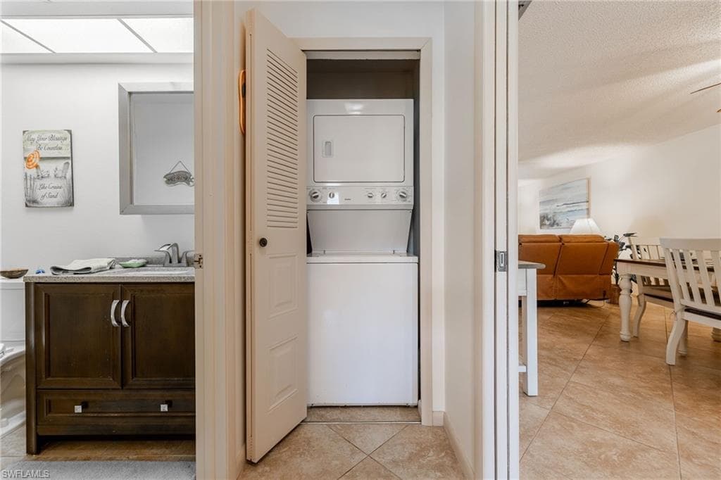 6823 Sandtrap DR, FORT MYERS FL 33919-15