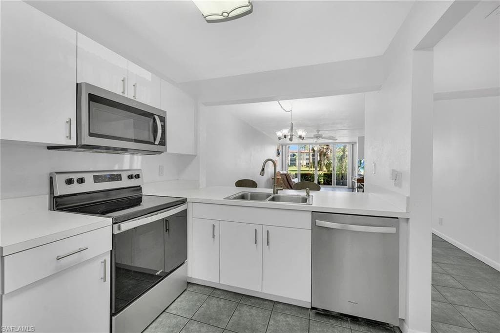 1086 Forest Lakes DR # 102, NAPLES FL 34105-1