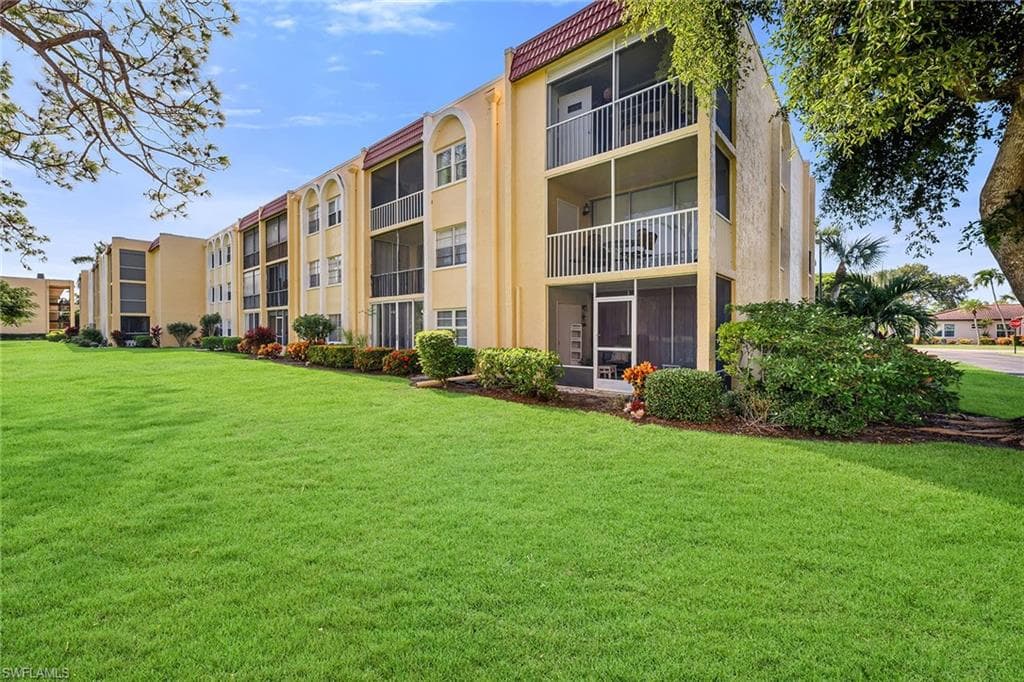 1086 Forest Lakes DR # 102, NAPLES FL 34105-27