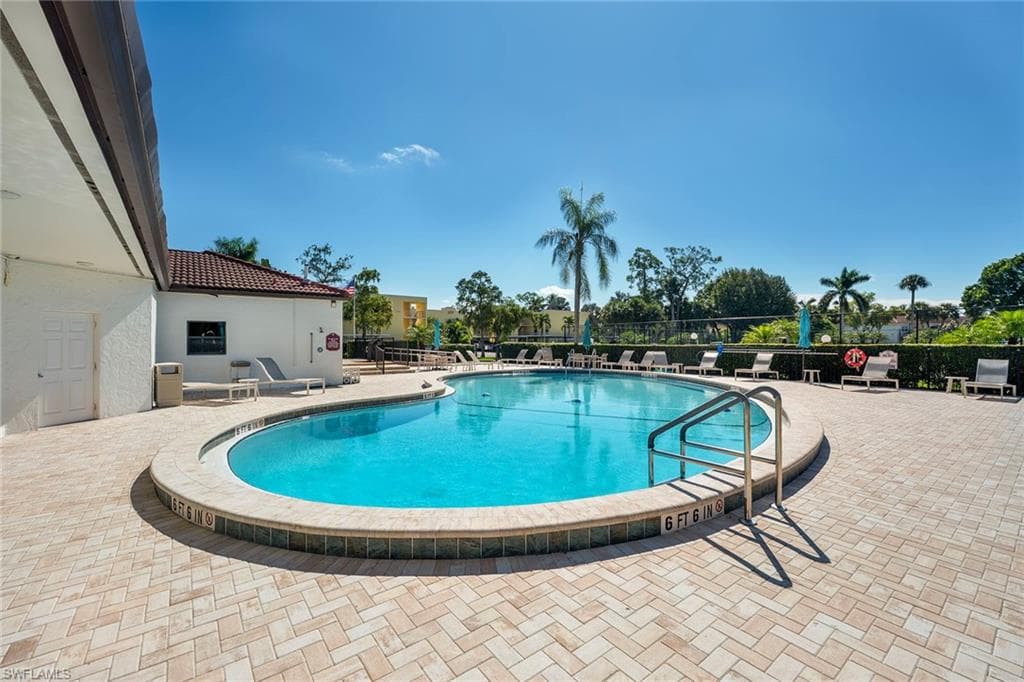 1086 Forest Lakes DR # 102, NAPLES FL 34105-33