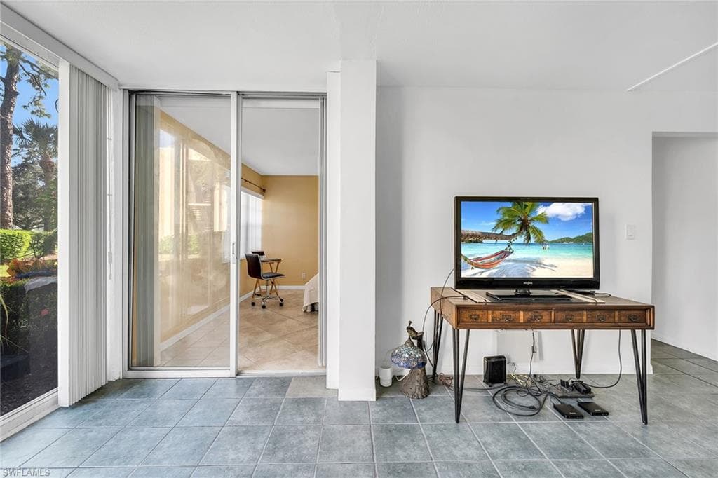 1086 Forest Lakes DR # 102, NAPLES FL 34105-14