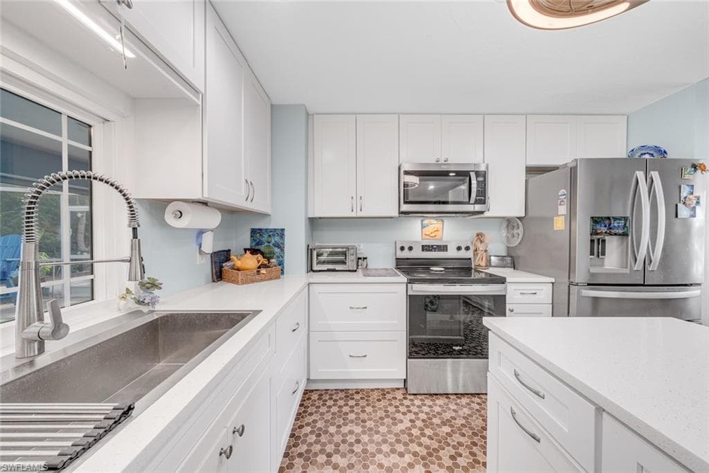 1076 Captains Walk ST, SANIBEL FL 33957-19