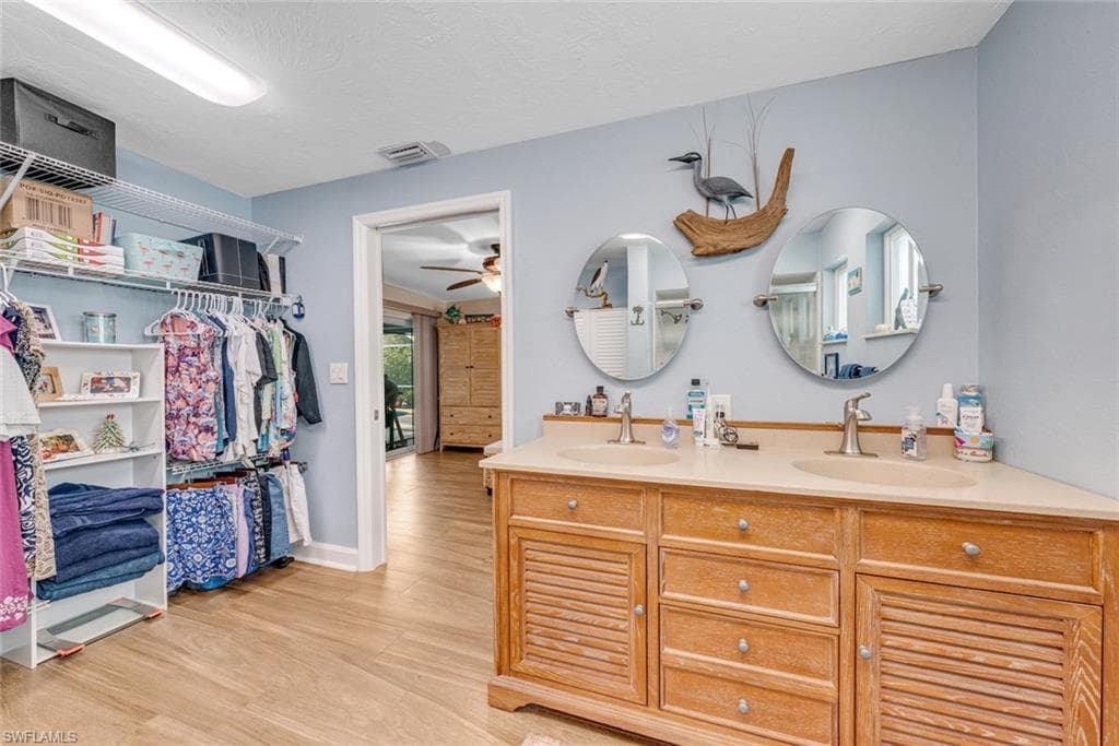 1076 Captains Walk ST, SANIBEL FL 33957-32