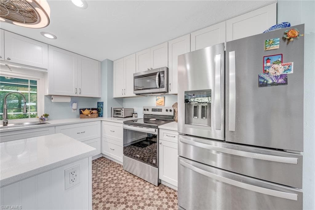 1076 Captains Walk ST, SANIBEL FL 33957-17