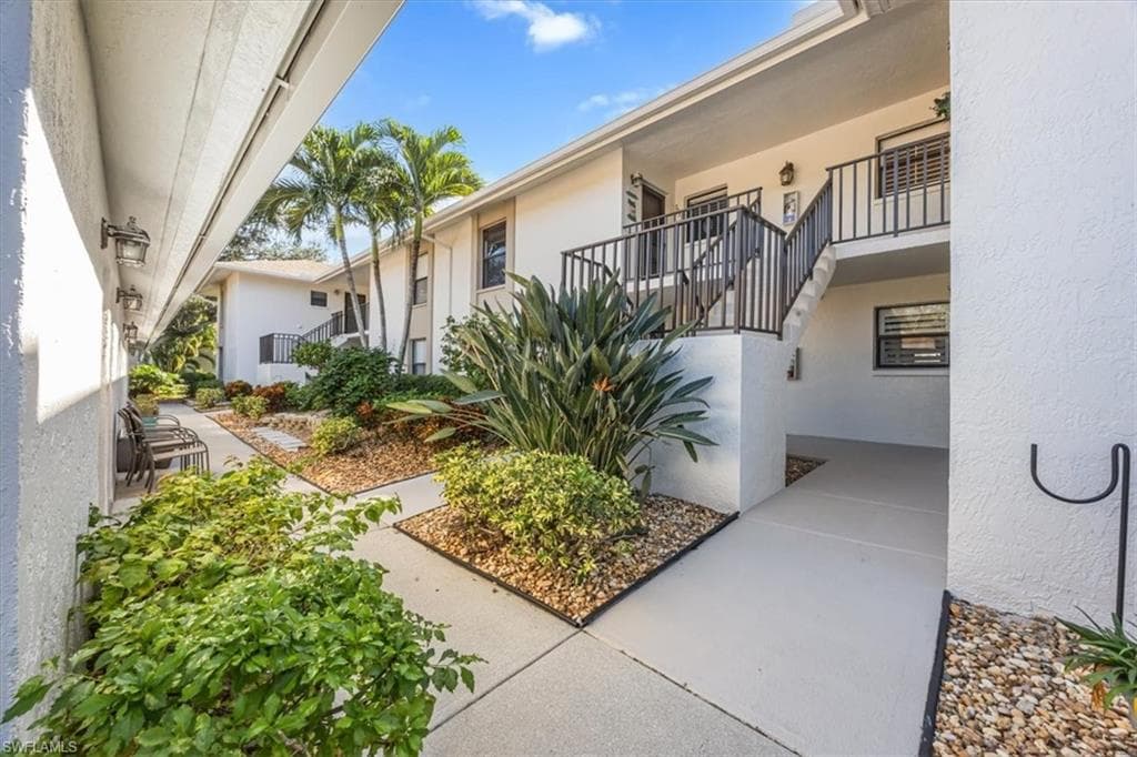 501 Lake Louise CIR # 204, NAPLES FL 34110-22