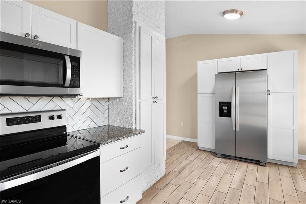 275 LAKEVIEW DR, NORTH FORT MYERS FL 33917-8