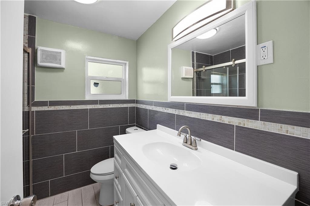 275 LAKEVIEW DR, NORTH FORT MYERS FL 33917-9