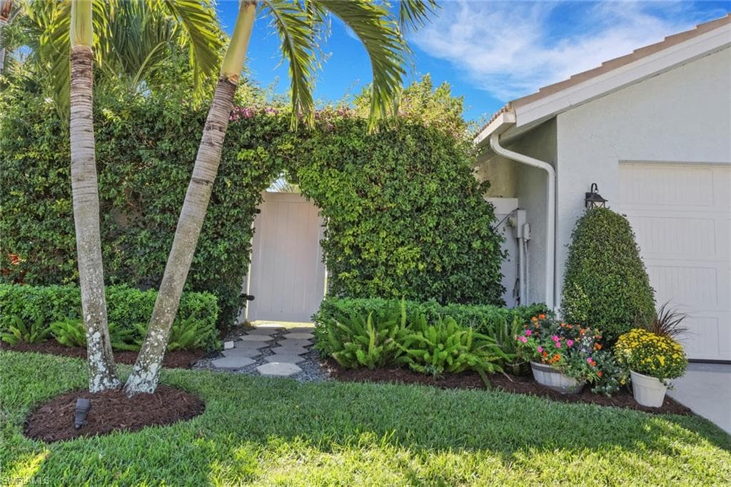 1151 Jardin DR, NAPLES FL 34104-35