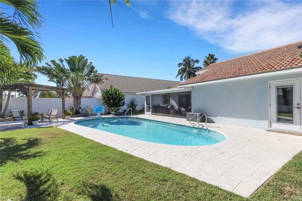 1151 Jardin DR, NAPLES FL 34104-31