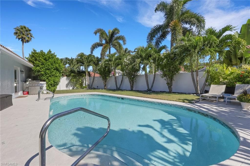 1151 Jardin DR, NAPLES FL 34104-27