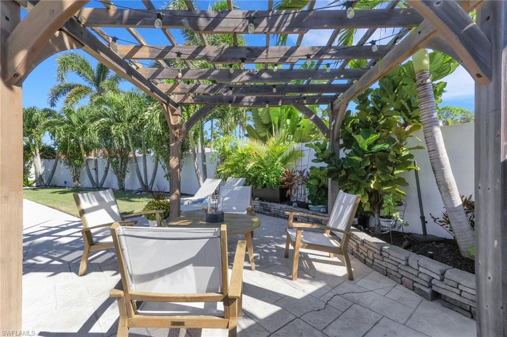 1151 Jardin DR, NAPLES FL 34104-28