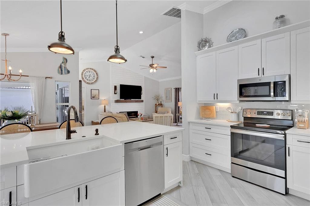 1151 Jardin DR, NAPLES FL 34104-3
