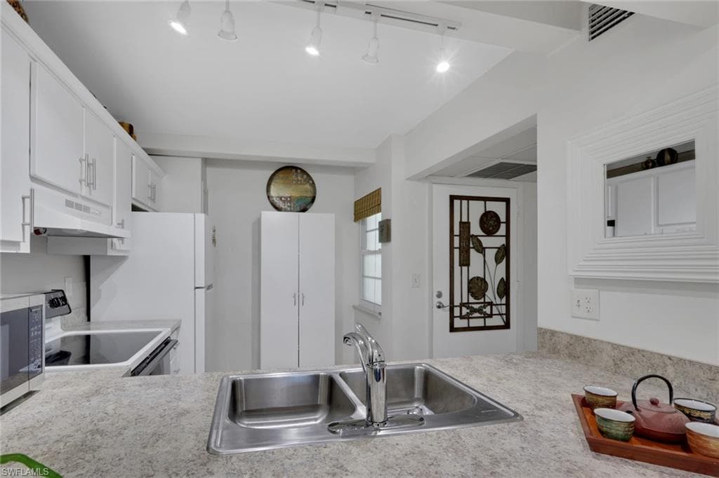 1084 Forest Lakes DR # 7304, NAPLES FL 34105-6