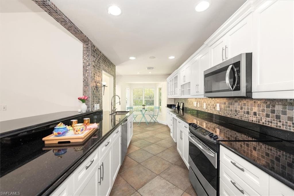 2252 Royal LN, NAPLES FL 34112-19