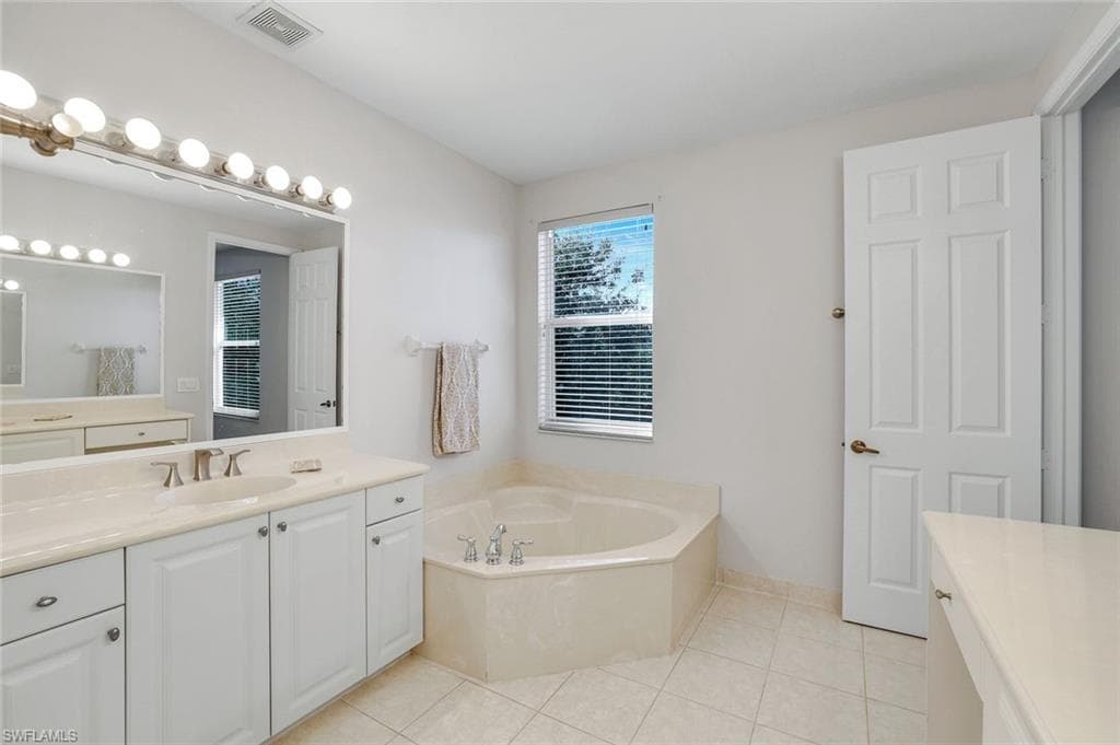 1370 Mariposa CIR # 102, NAPLES FL 34105-29