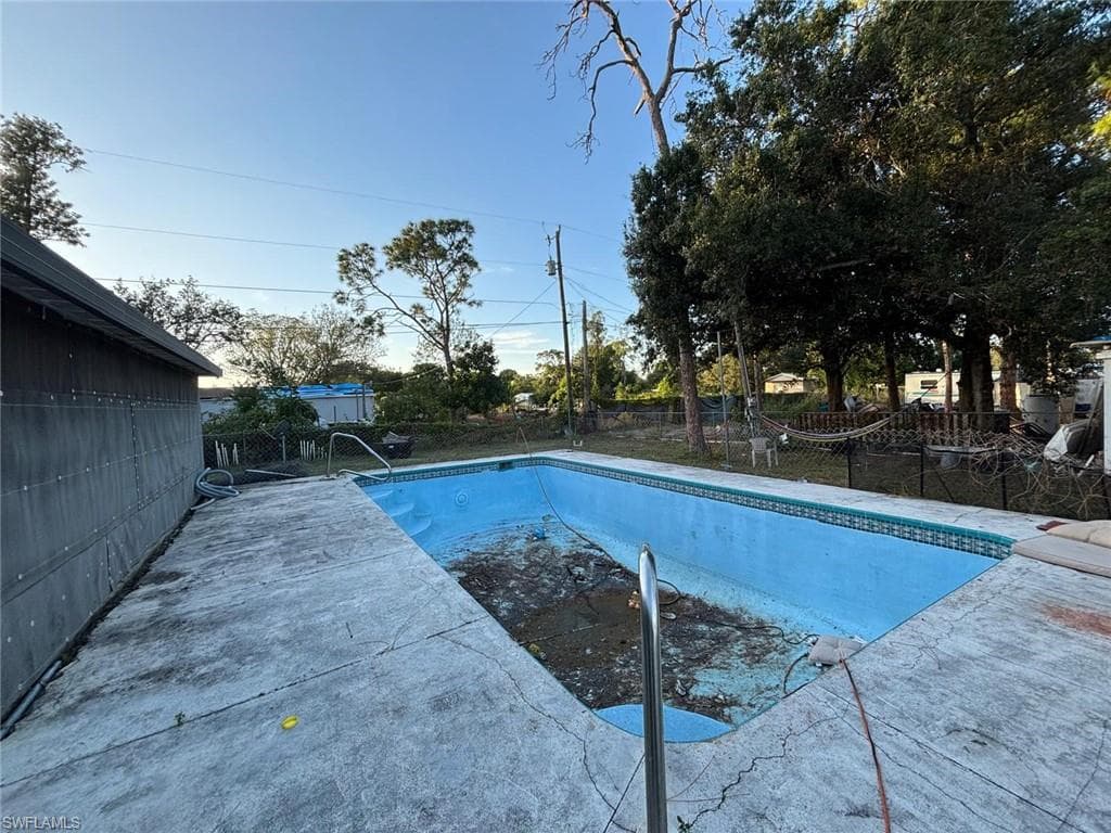 8326 Breeze DR, NORTH FORT MYERS FL 33917-4