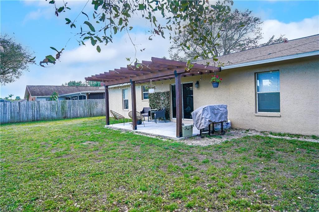 3300 Valencia DR, NAPLES FL 34120-22
