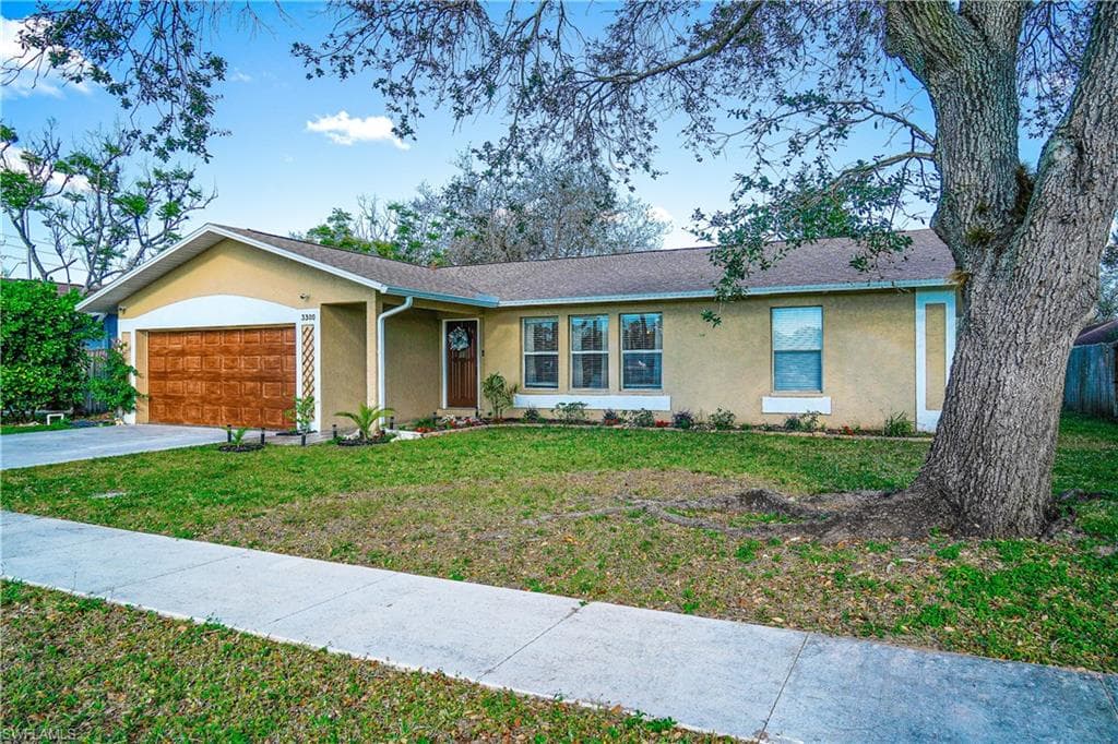 3300 Valencia DR, NAPLES FL 34120-2