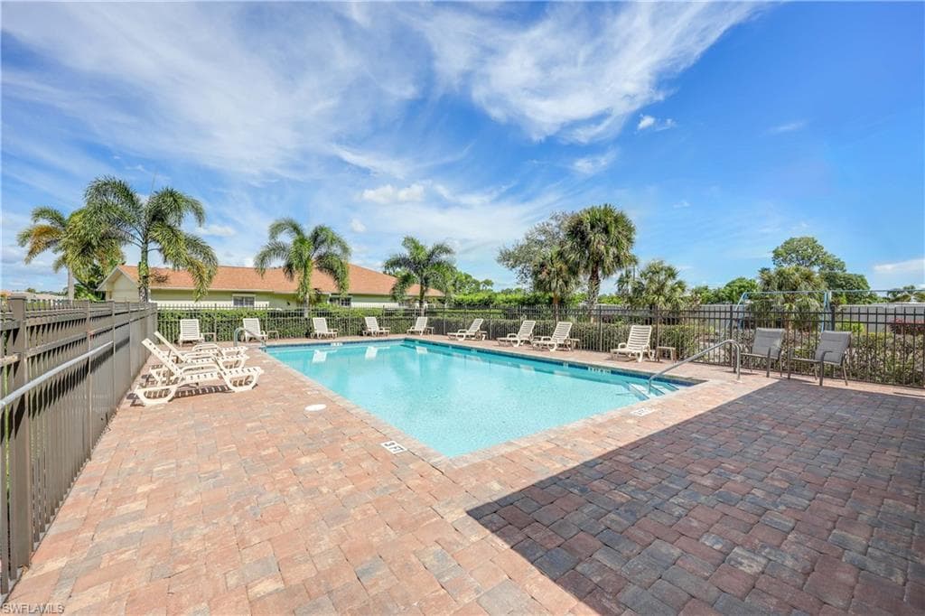 223 Stanhope CIR, NAPLES FL 34104-25
