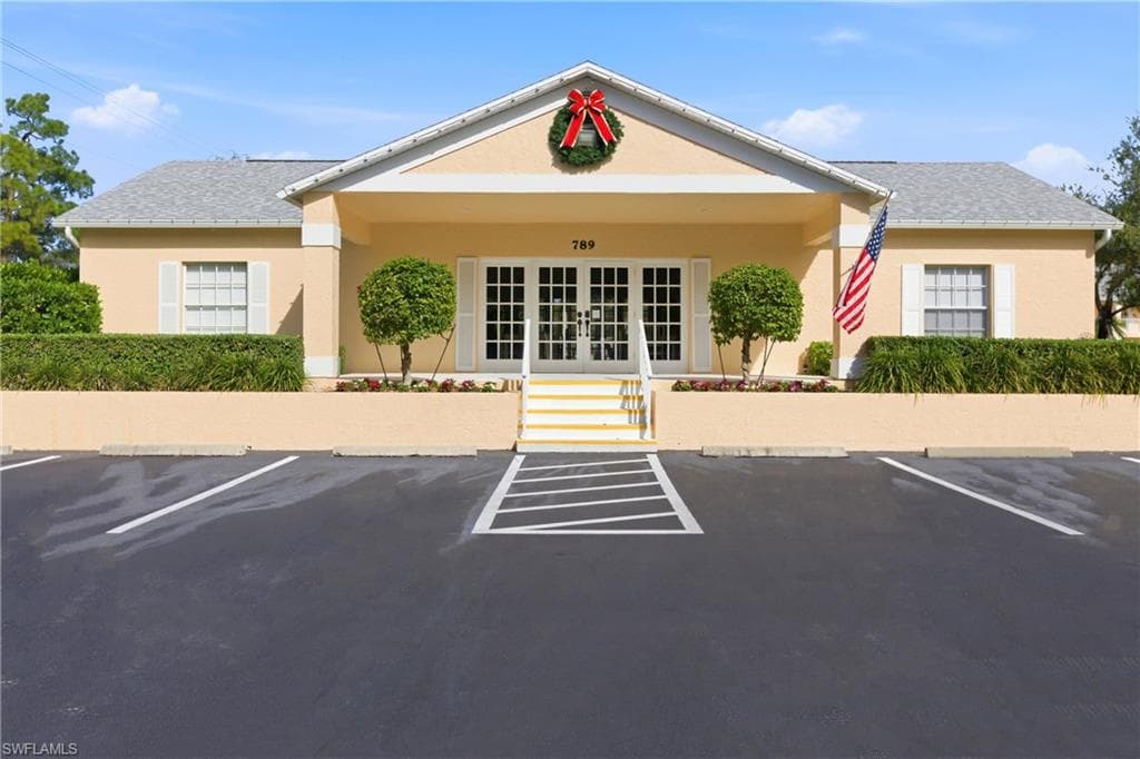 688 Wiggins Lake DR # 201, NAPLES FL 34110-42