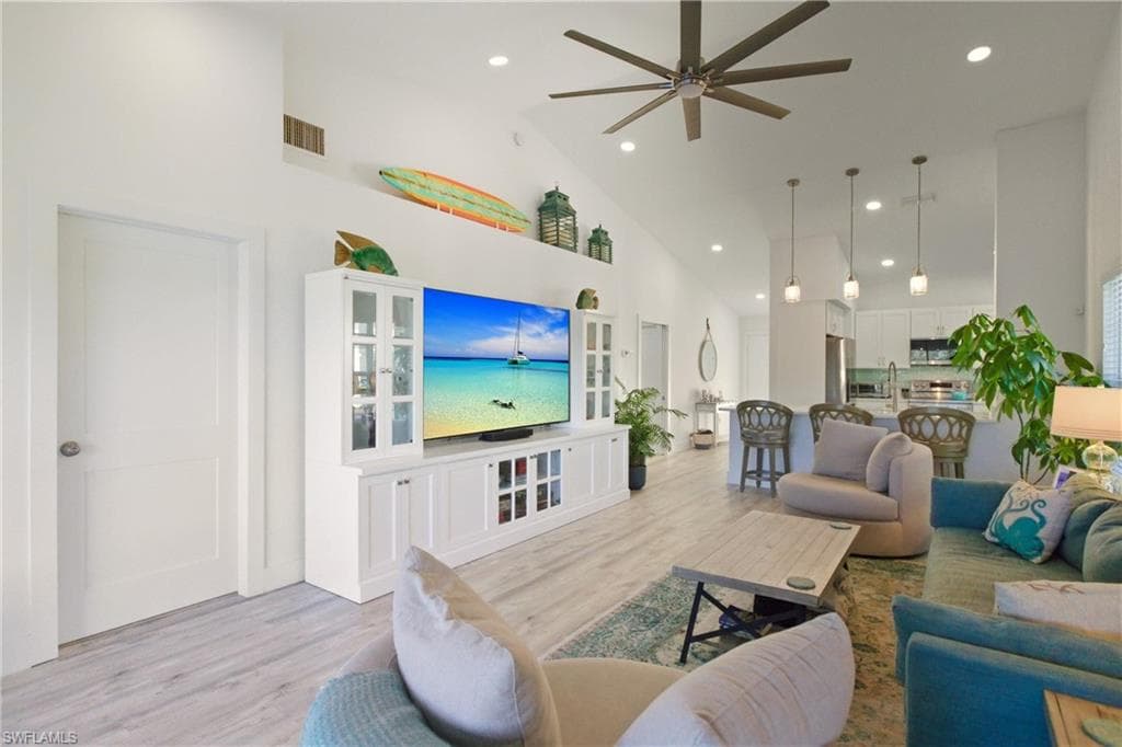 688 Wiggins Lake DR # 201, NAPLES FL 34110-7