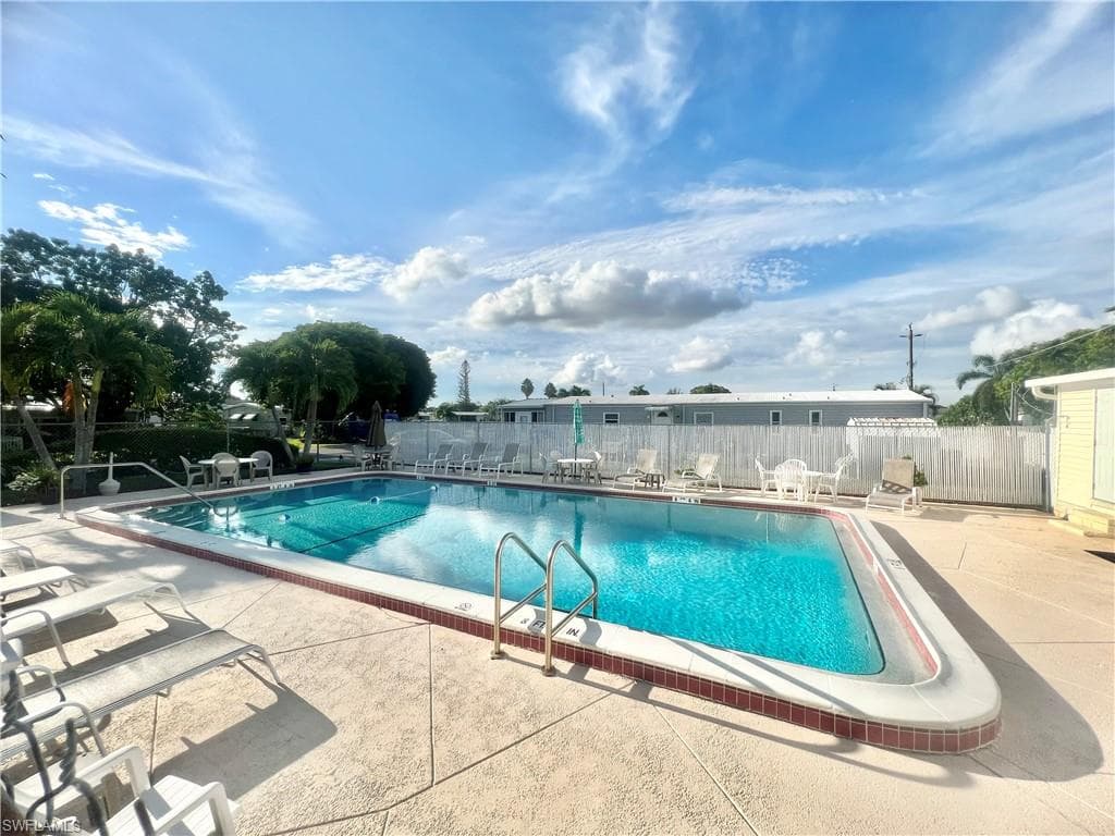 112 Cape Sable DR, NAPLES FL 34104-30