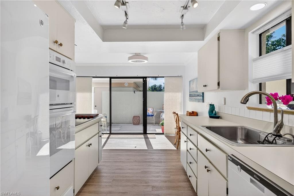 521 Lake Louise CT # 103, NAPLES FL 34110-10