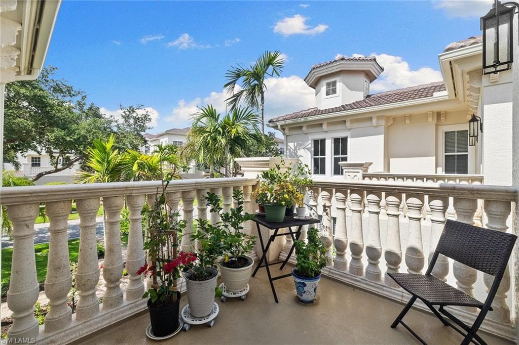 583 Avellino Isles CIR # 202, NAPLES FL 34119-11