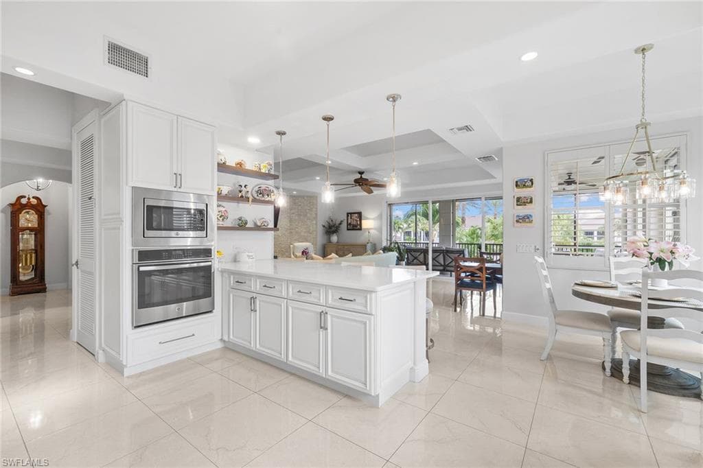 583 Avellino Isles CIR # 202, NAPLES FL 34119-3