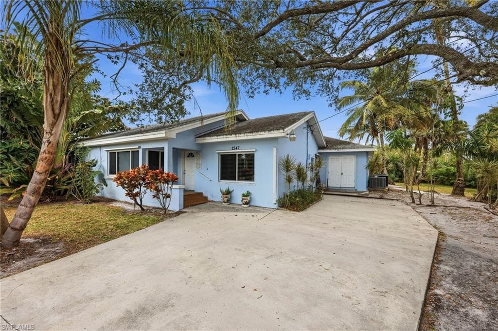 2347 Harbor RD, NAPLES FL 34104-4