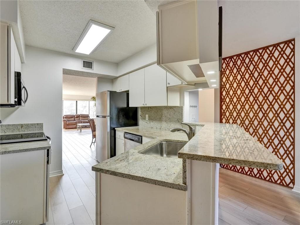 114 Cypress WAY E # D4, NAPLES FL 34110-9