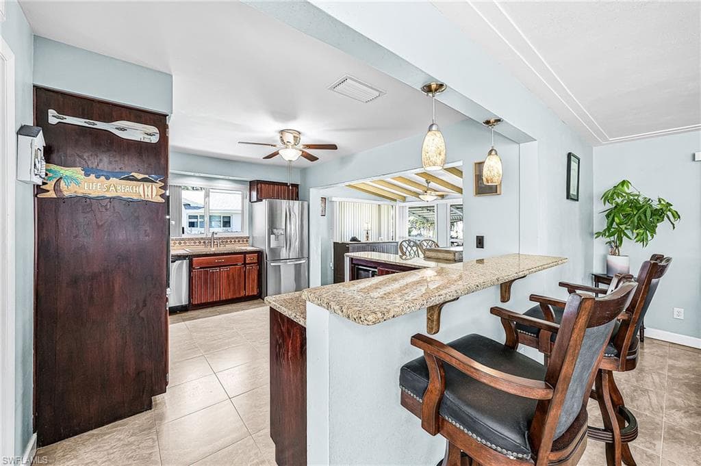 425 Pinecrest CT, CAPE CORAL FL 33904-2