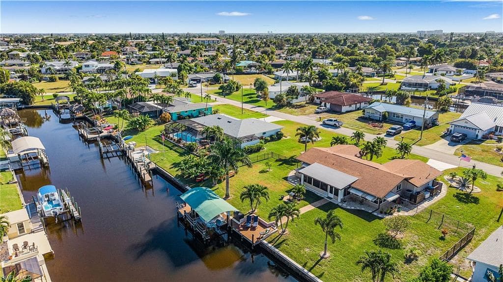 425 Pinecrest CT, CAPE CORAL FL 33904-37