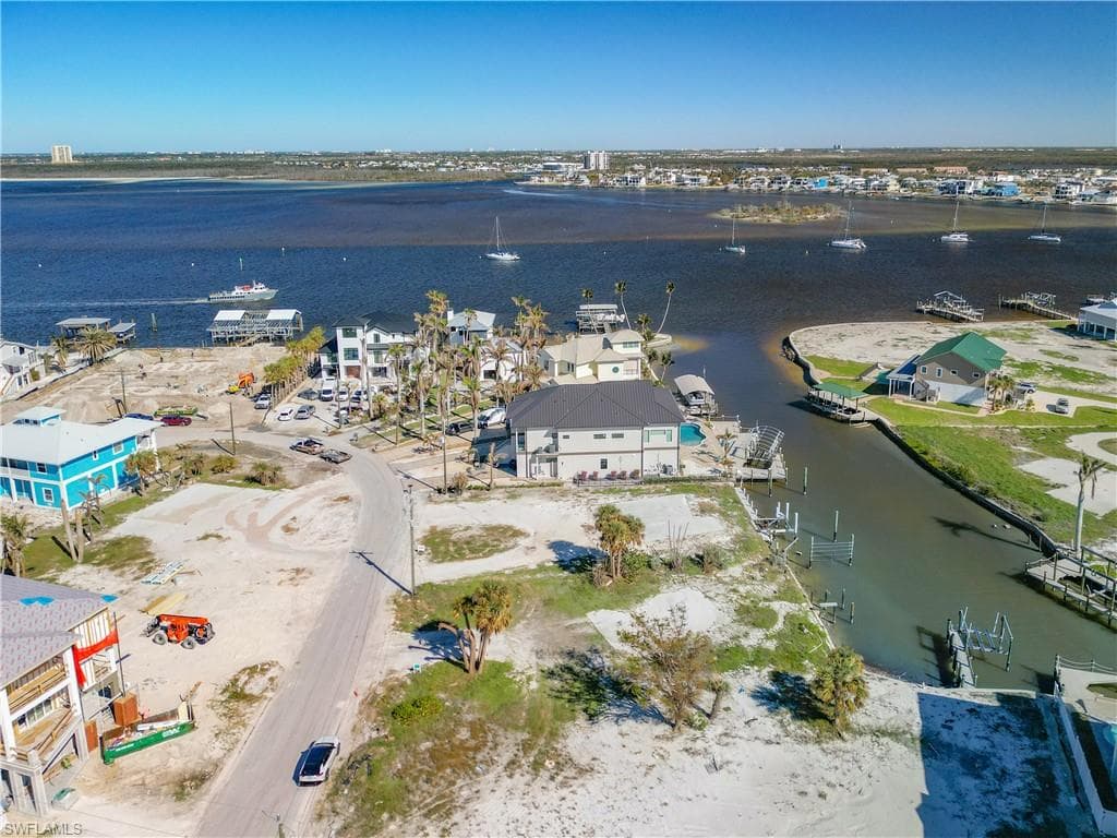 581 Carlos CIR, FORT MYERS BEACH FL 33931-6