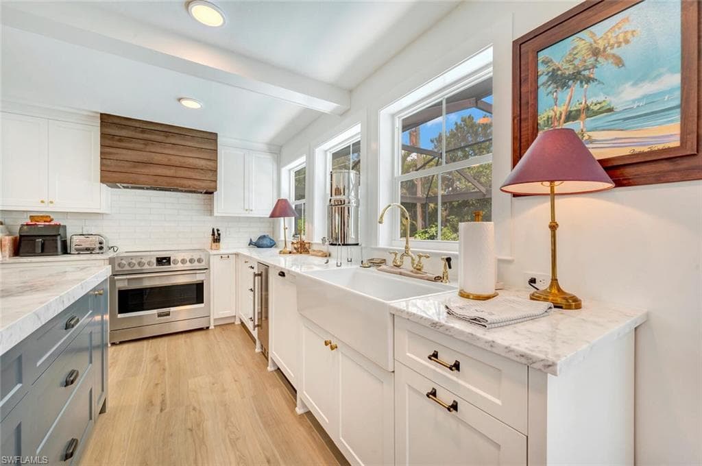 200 Burning Tree DR, NAPLES FL 34105-5