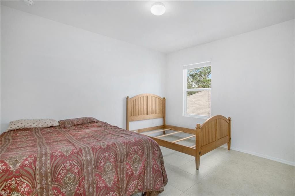 673 Hadley ST E, NAPLES FL 34104-23