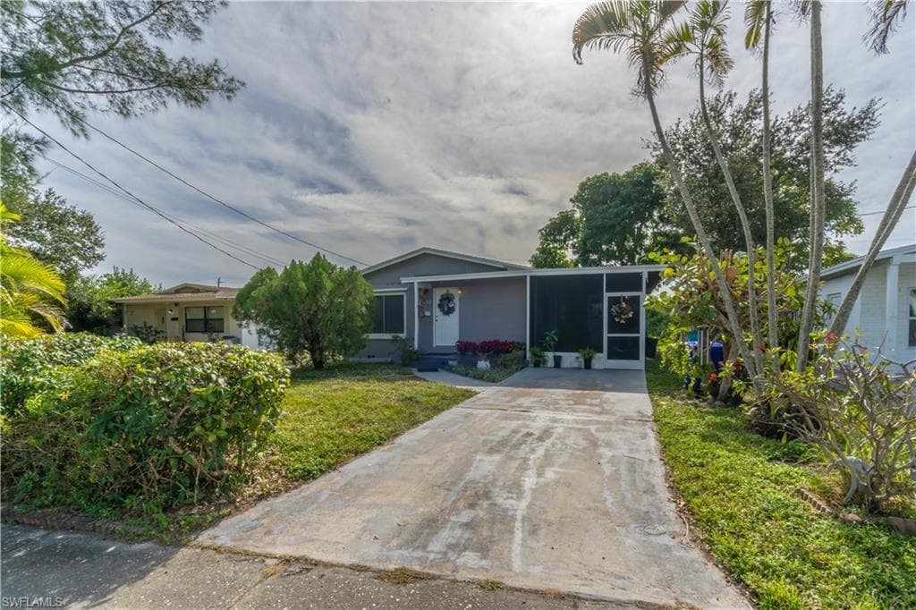 1360 5th AVE N, NAPLES FL 34102-23