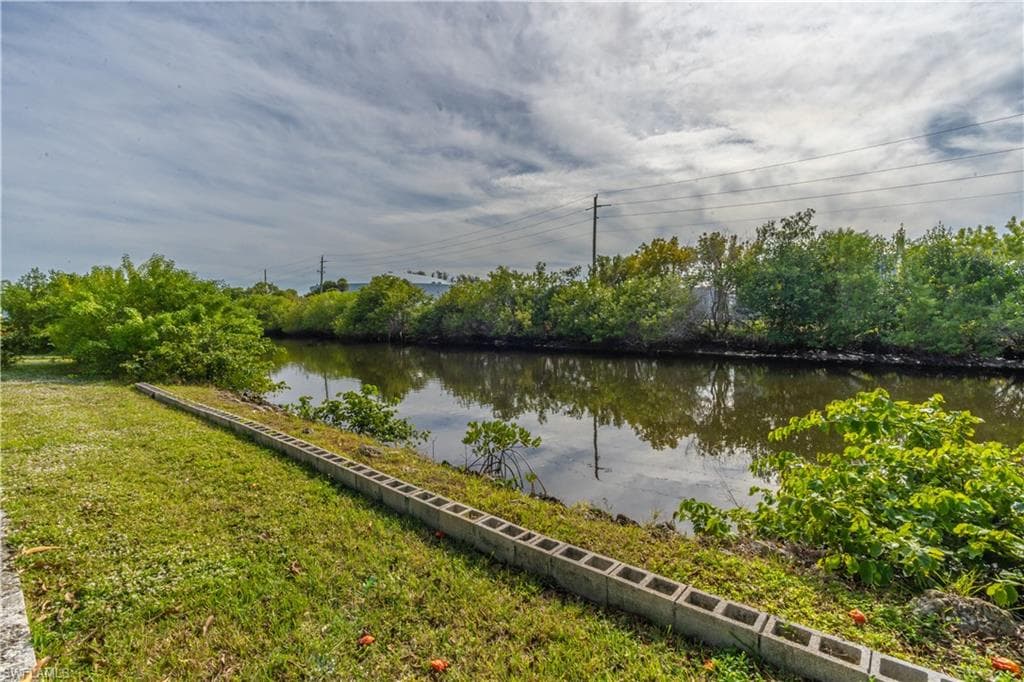 1360 5th AVE N, NAPLES FL 34102-29