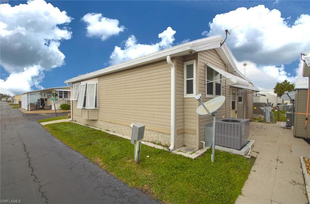 16331 Hermit Thrush LN, FORT MYERS FL 33908-16