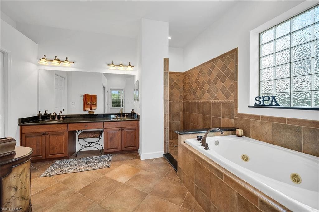 8264 Potomac LN, NAPLES FL 34104-27