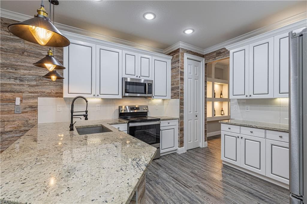 1330 Mariposa CIR # 103, NAPLES FL 34105-12