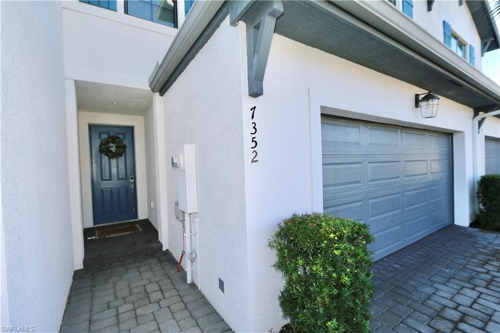 7352 Rockefeller DR, NAPLES FL 34119-1