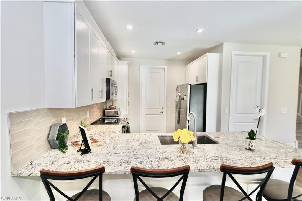 7352 Rockefeller DR, NAPLES FL 34119-5