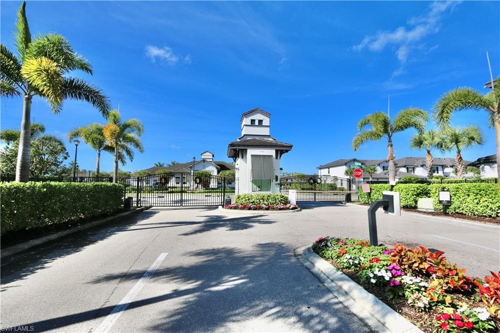 7352 Rockefeller DR, NAPLES FL 34119-29